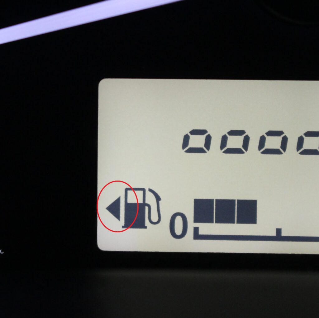 車のメーターパネル内にある給油口の位置を示す矢印