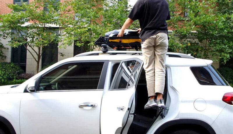 車のルーフ（屋根）にあるルーフラックに荷物を載せるイメージ